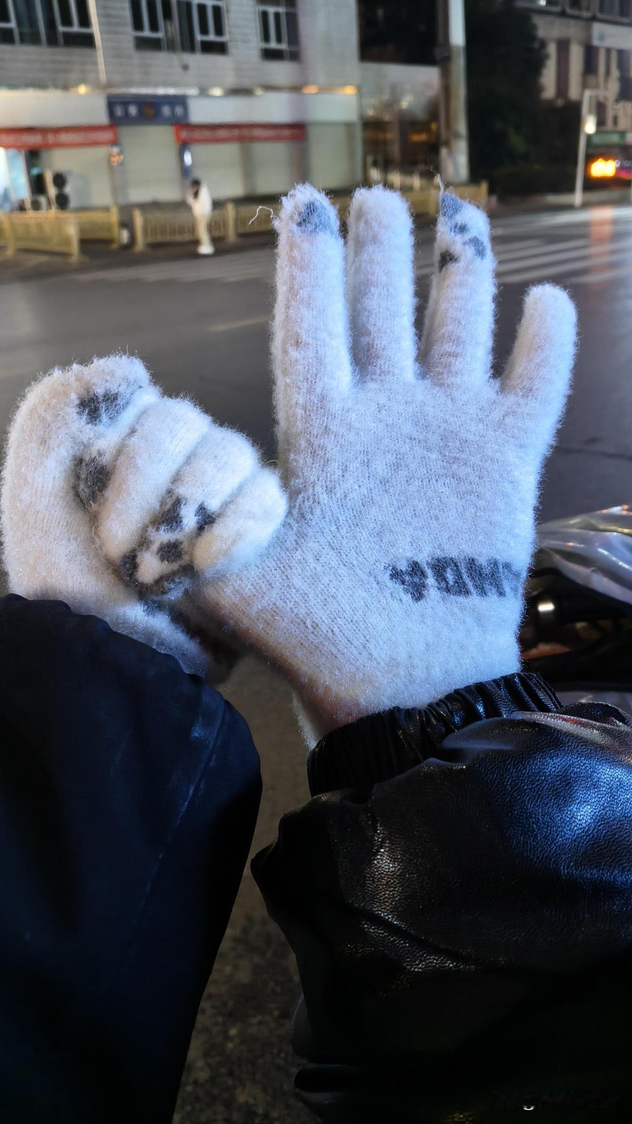 女生家里比较穷，要男生20万彩礼合理吗？
我家里是在农村有一个自建房，车子是几年