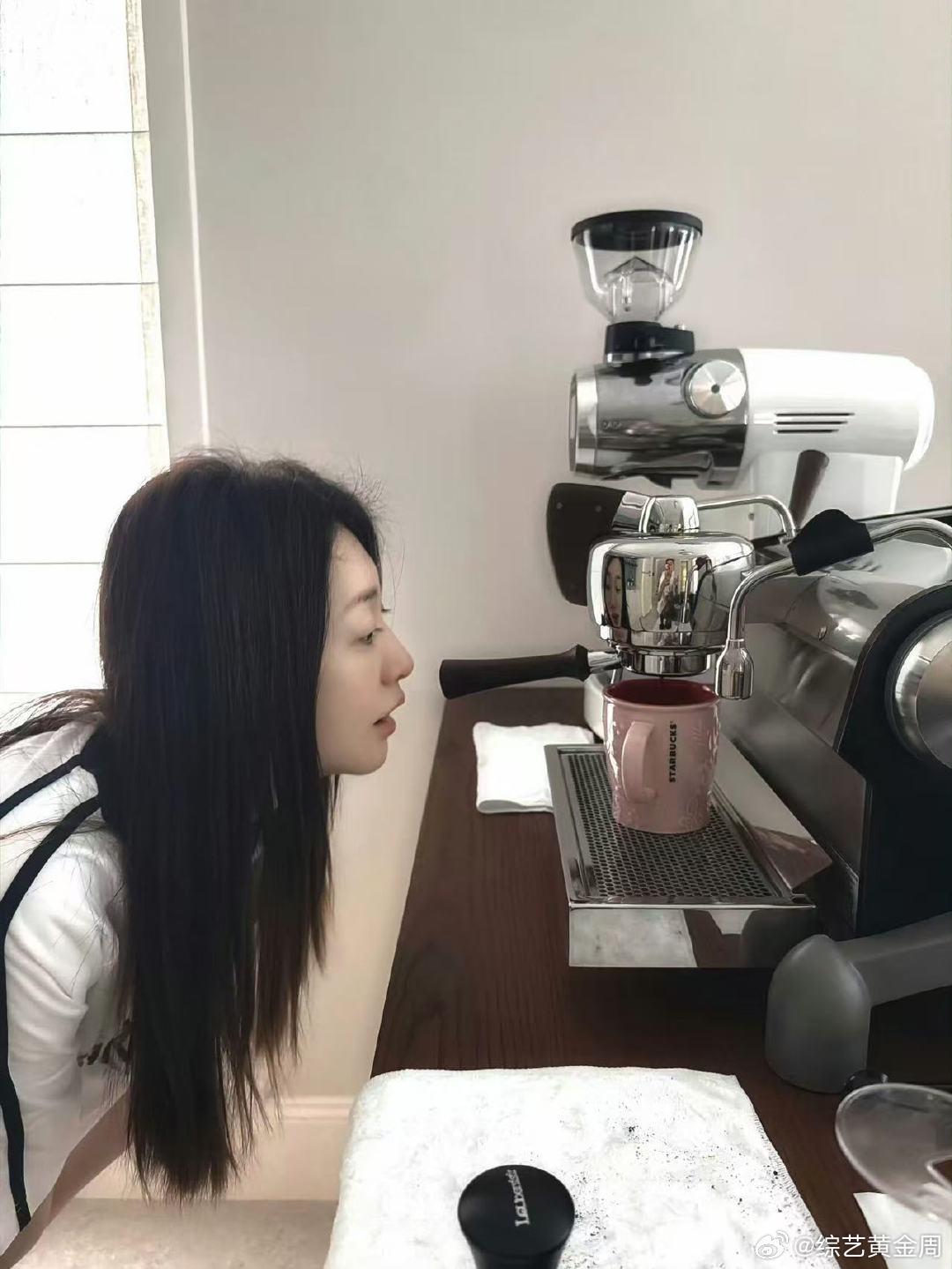 李小冉拿铁唯一真神李小冉拿铁梦女秋日治愈瞬间，李小冉动手做拿铁，对美式的吐槽依旧