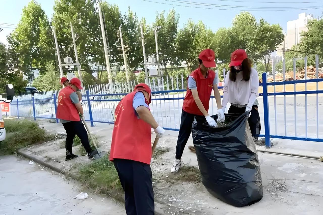 这几年环境污染整治成果显著，要保持这一好现象，得从我们每个人做起。
先说说垃圾分