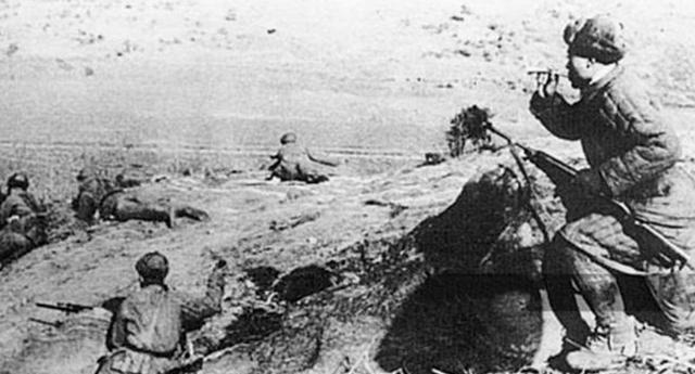 1959年，一美军抓到了一个漂亮的越南女兵，女兵突然脱掉上衣，美国大兵正开心得放