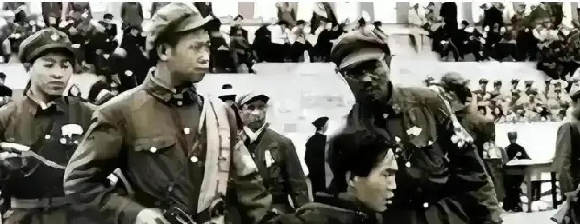 1971年，戴笠的孙子在安徽修理拖拉机时被判了死刑，临刑前他神色平和地吐出一句话