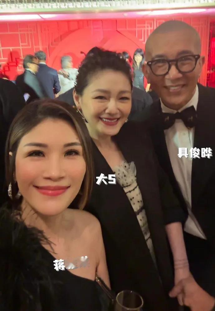 大s和具俊烨夫妇一起去参加好友王伟忠女儿的回门宴，大s看起来状态不错，夫妻俩牵手