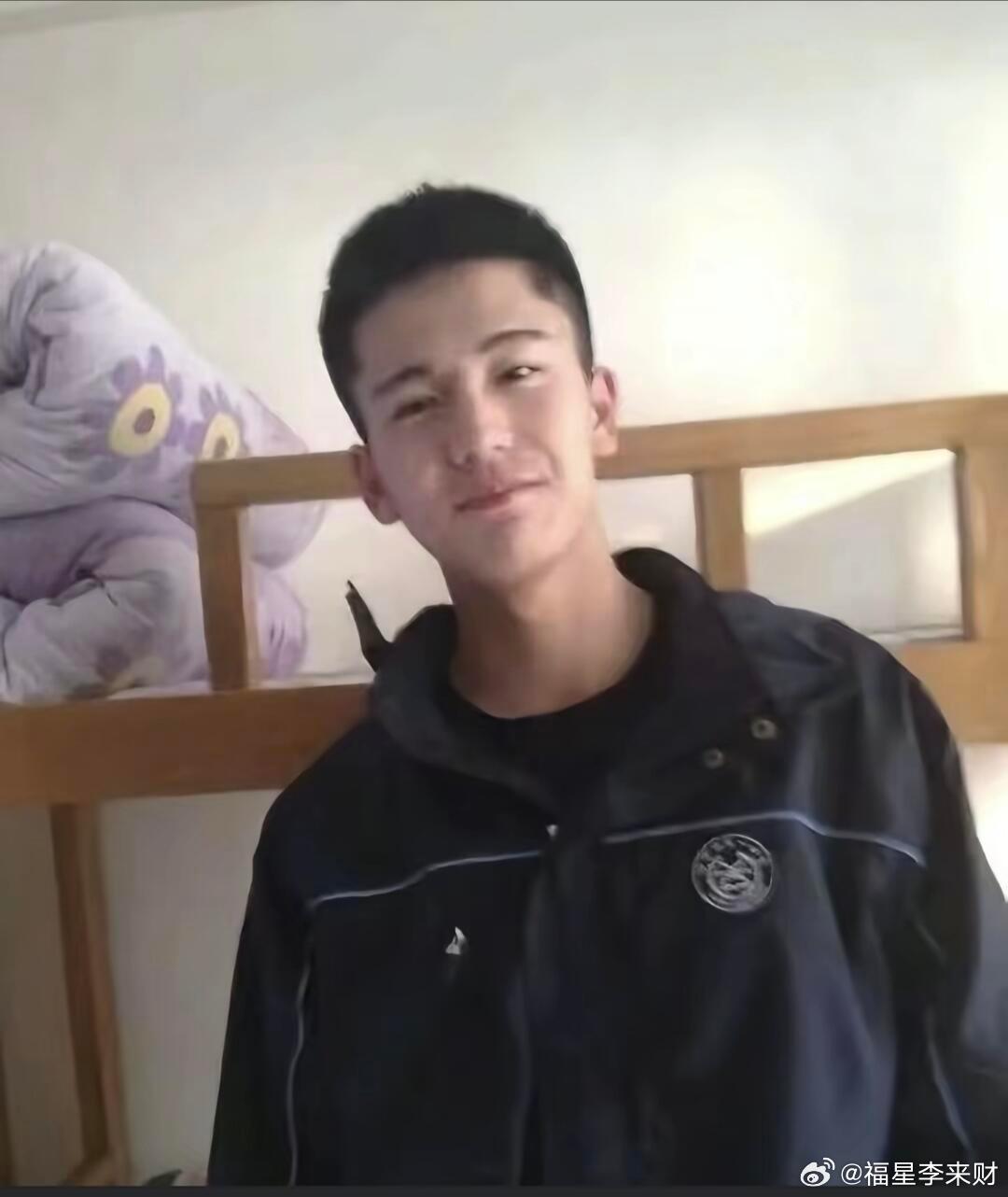 张凌赫 一下回到了上学的时光！青葱年代！ 