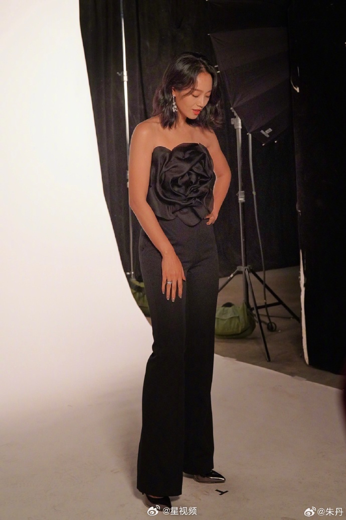 【朱丹回应被瞿颖说黑】朱丹晒黑肤色照片 晒照回应被调侃皮肤黑：关于“黑”这件事，