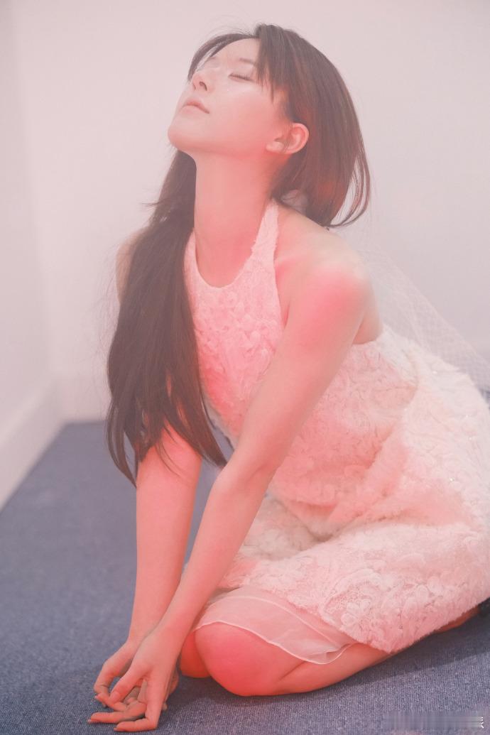#赵露思羽毛光影大片##赵露思26岁生日写真大片# 赵露思的生日写真大片，羽毛与