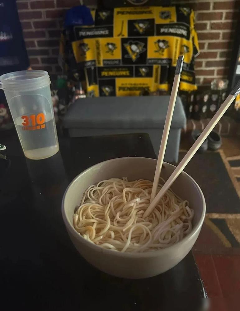 “赛考斯先生刚回美国，屁股还没坐热，就干了一件让全网沸腾的事！我一个天天研究中外