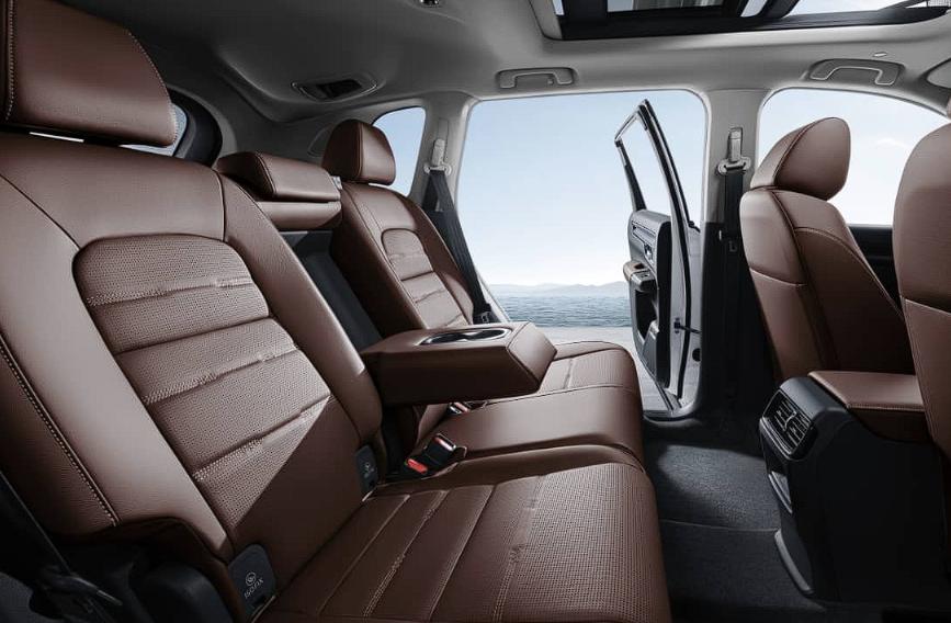 本田CR-V的内饰就是这种简单实用的风格，没有花里胡哨的设计。体验了一下，座椅是