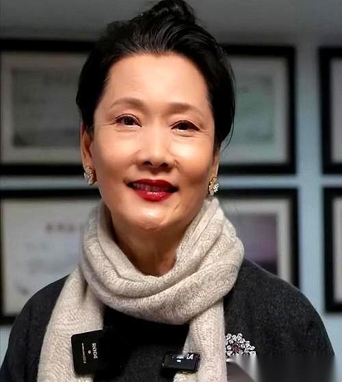 何赛飞从来不会为当年得罪亲戚的事后悔。
原因很简单，不是她不在意人情，
也不是她