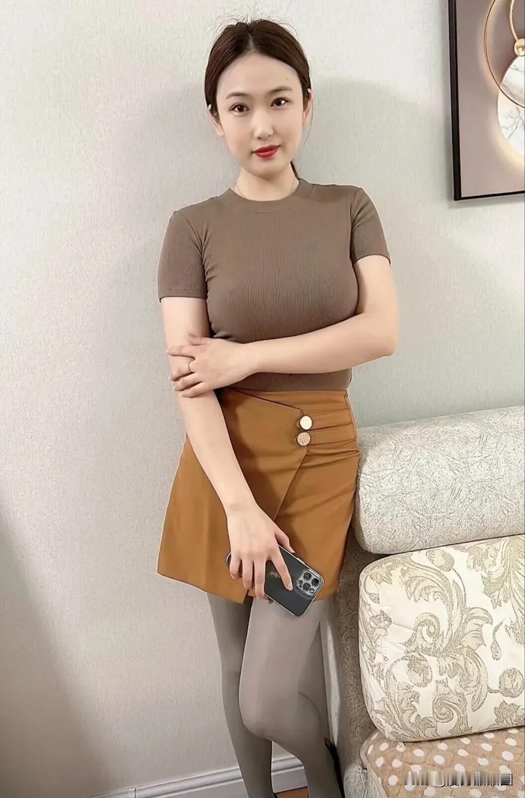 在现代社会，女性和男性一样享有平等的工作权利。女性有自己的理想、抱负和才能，工作