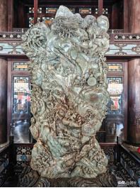 在北京故宫宁寿宫的乐寿堂深处，静静伫立着一座巨大的玉山。它高逾两米，重达五吨，是