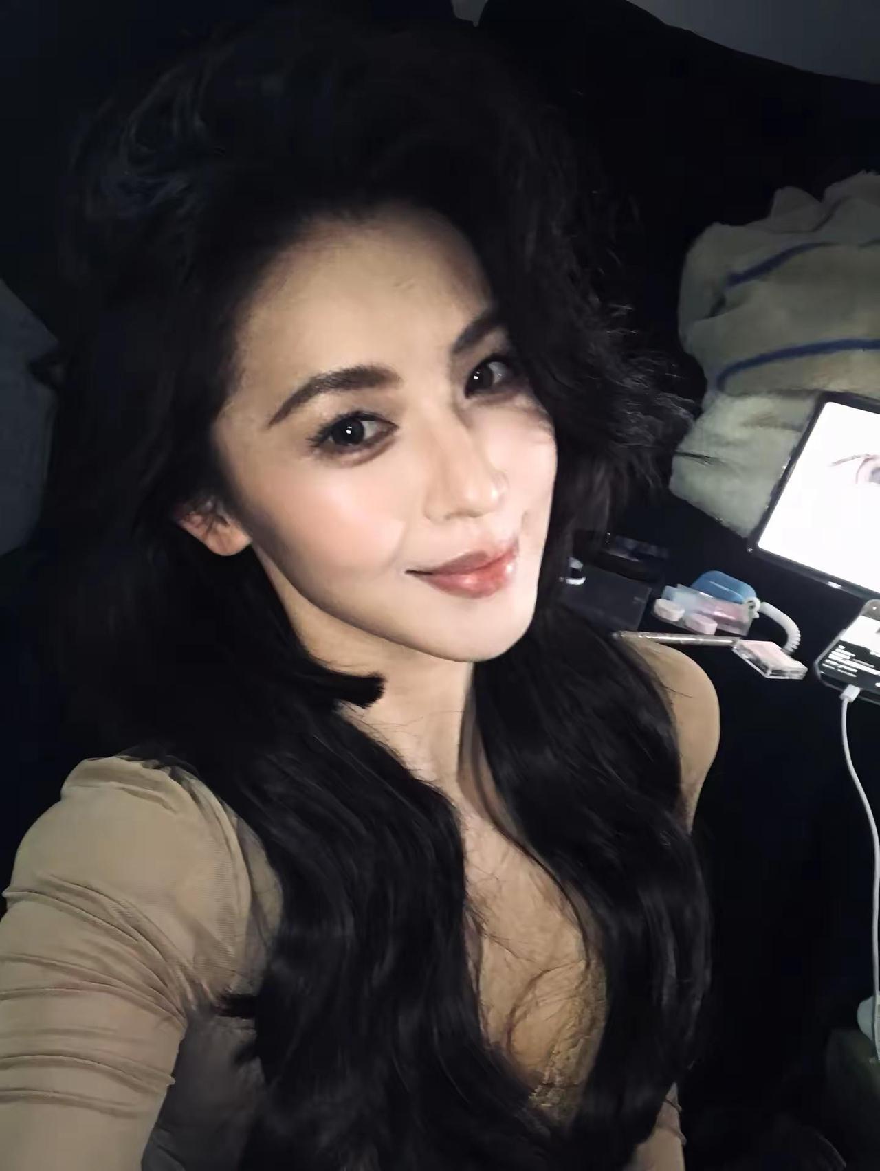 你打击不到我 因为你说的我从来不认可。大波浪 卷发造型 今天妆令人特别着迷