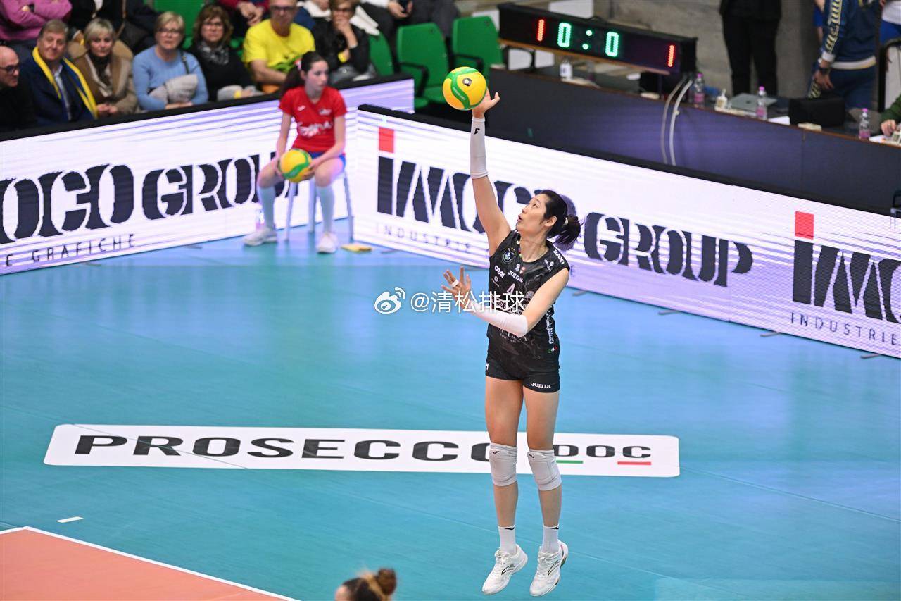 【朱婷24分 科内五局惜败泽仁晋级欧冠四强】2025-2026赛季欧洲女排冠军联
