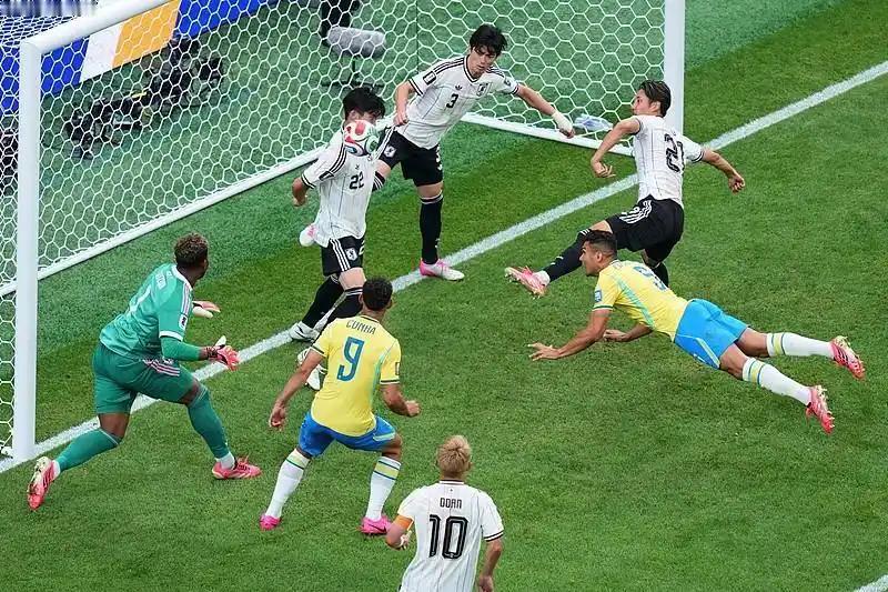 巴西队2:1战胜日本队进级16强。
整场赛事跌宕起伏，巴西在先丢一球的情况下顽强