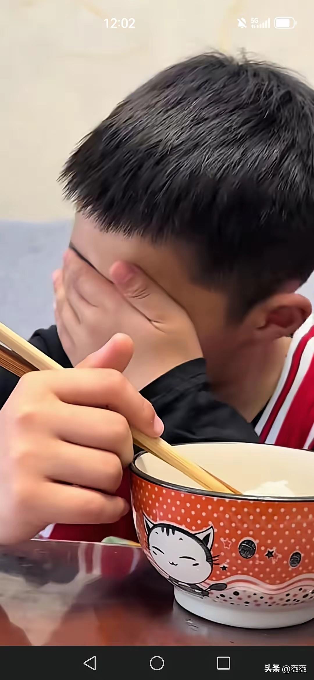 崩不住了，单亲妈妈给儿子10块钱，让他坐车回来，儿子没坐车，步行一个多小时才到家