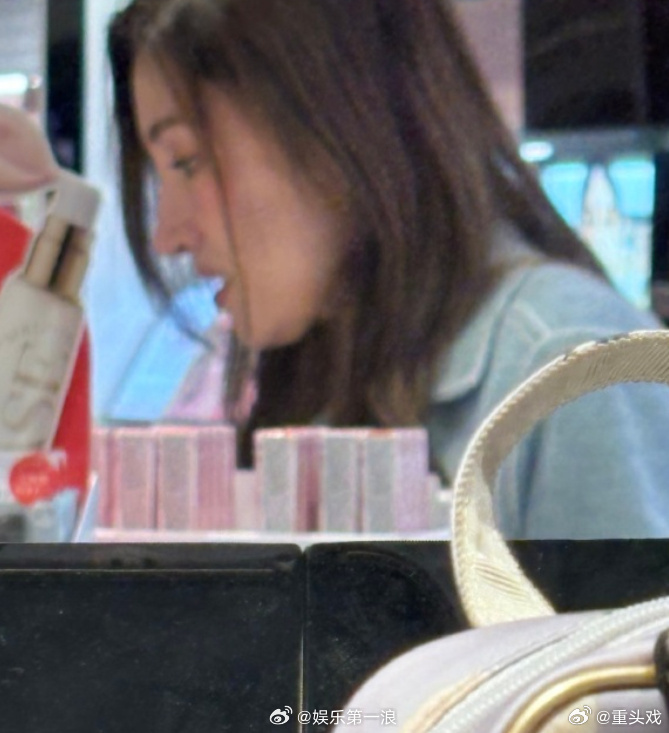 日本商场偶遇李嘉欣 有网友在日本商场偶遇李嘉欣购物，姐姐美丽依旧~ ​​​