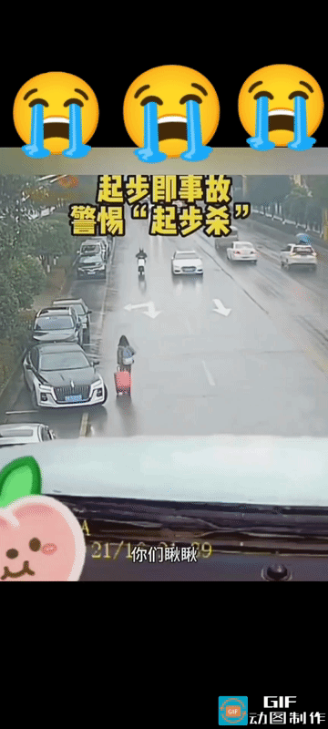 小车刚起步就发生事故！这责任算谁的？交警也懵了！
大家仔细看画面中，路边一辆小车