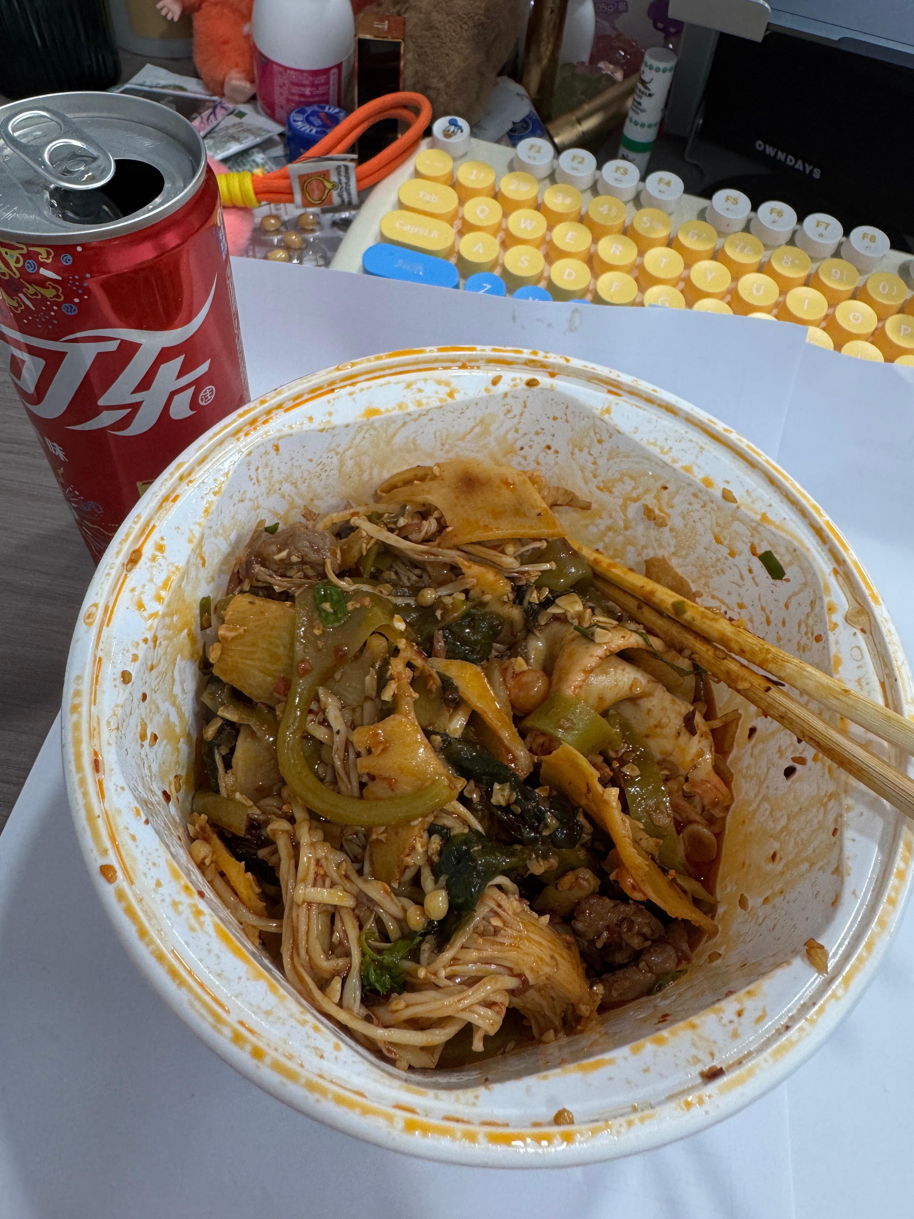 每天为中午吃啥烦恼！小日说：成都你六姐好吃，我一周吃五次！点拌的！行！结果全是辣