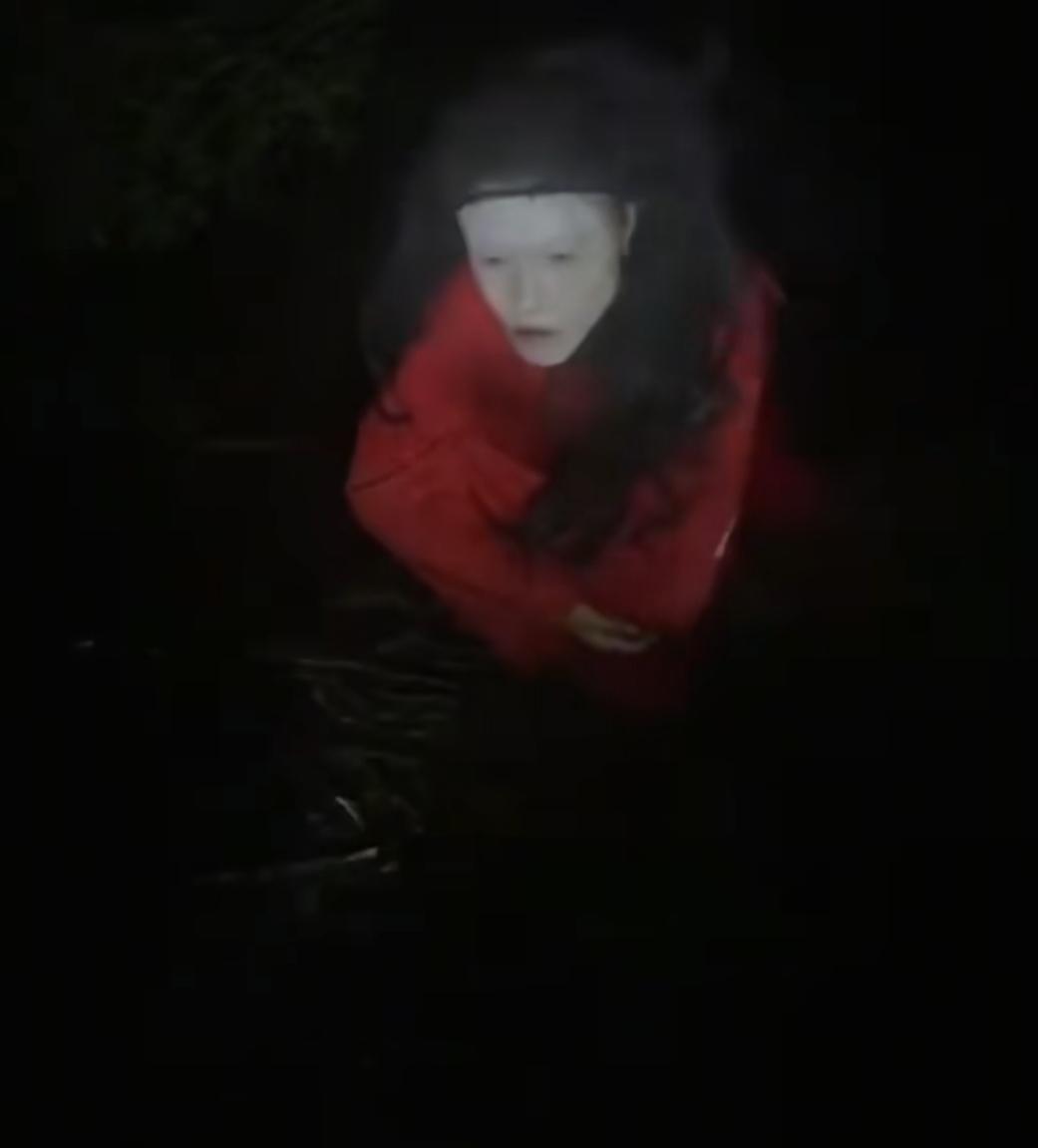 男子吃饱没事干，穿上红衣服在野外吓人，下一秒被警察当场抓住，这真的是吃太饱了！