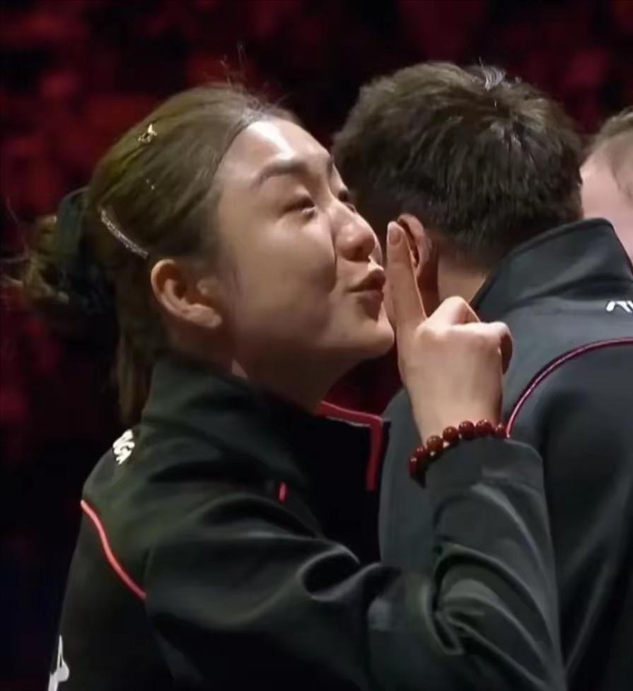 王之蔑视！
陈梦这一手势太绝了！
直接让现场饭圈乱嚎秒变安静，这才是冠军该有的霸