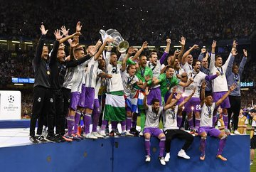 根据 ChatGPT 的排名，足球史上最佳球队（俱乐部级别）如下： 🇪🇸1 