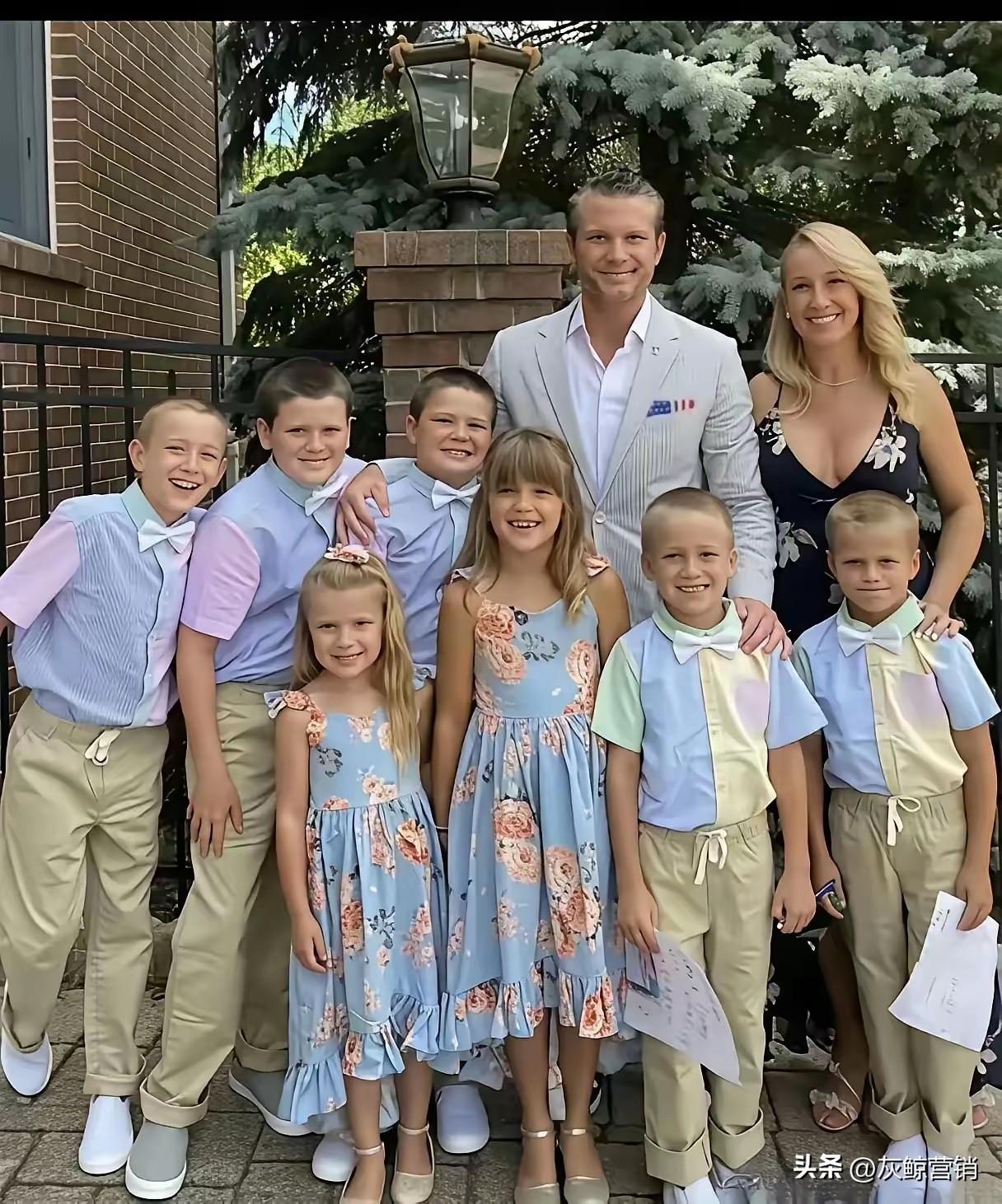 美国战争部长郝格塞斯育有7个子女。
据说他有过三段婚姻。
每位妻子都为他诞下两个