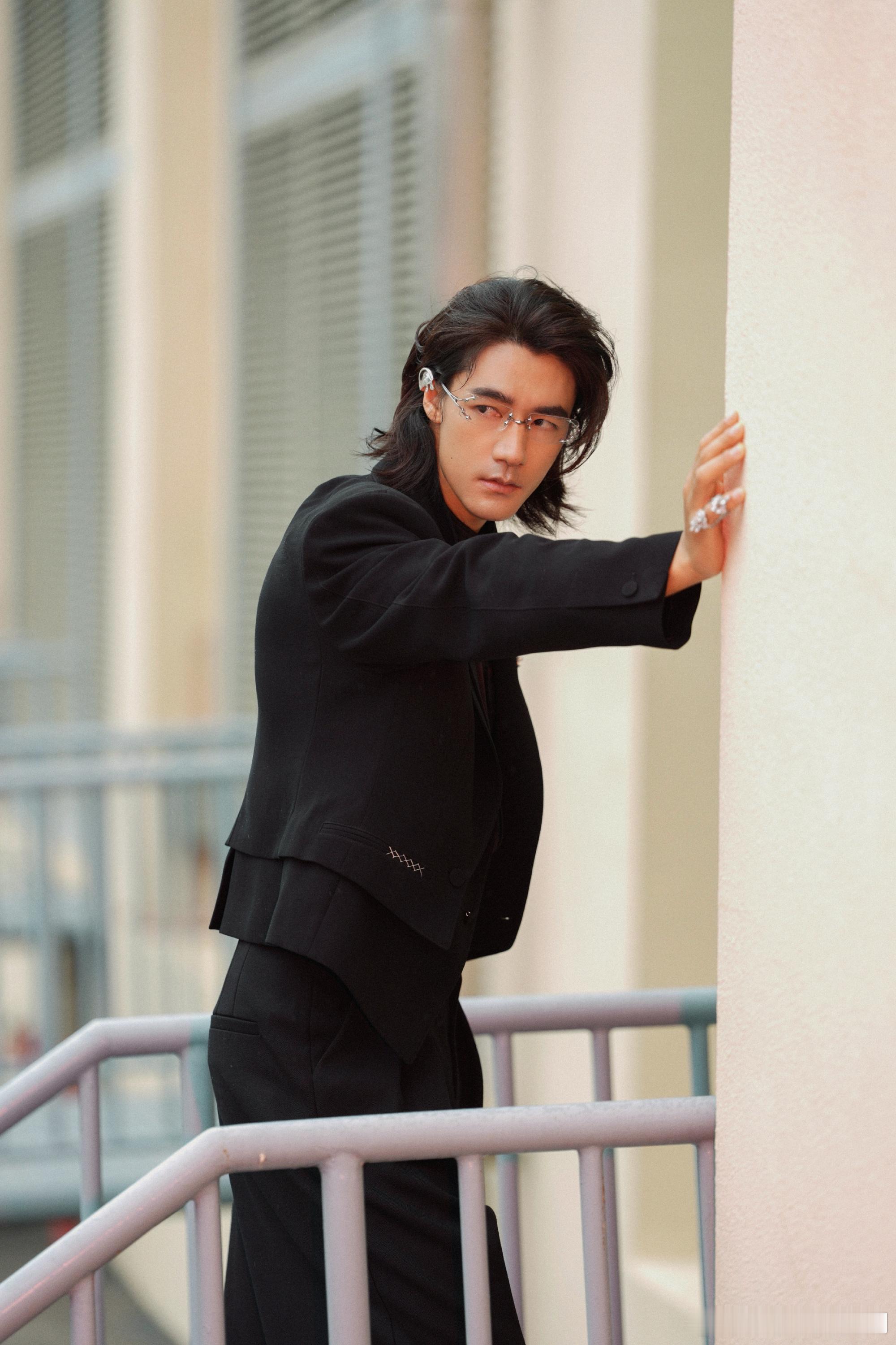 此沙回应在国外用彝语说获奖感言救命！此沙也太帅了吧！五官立体还自带氛围感，随便一