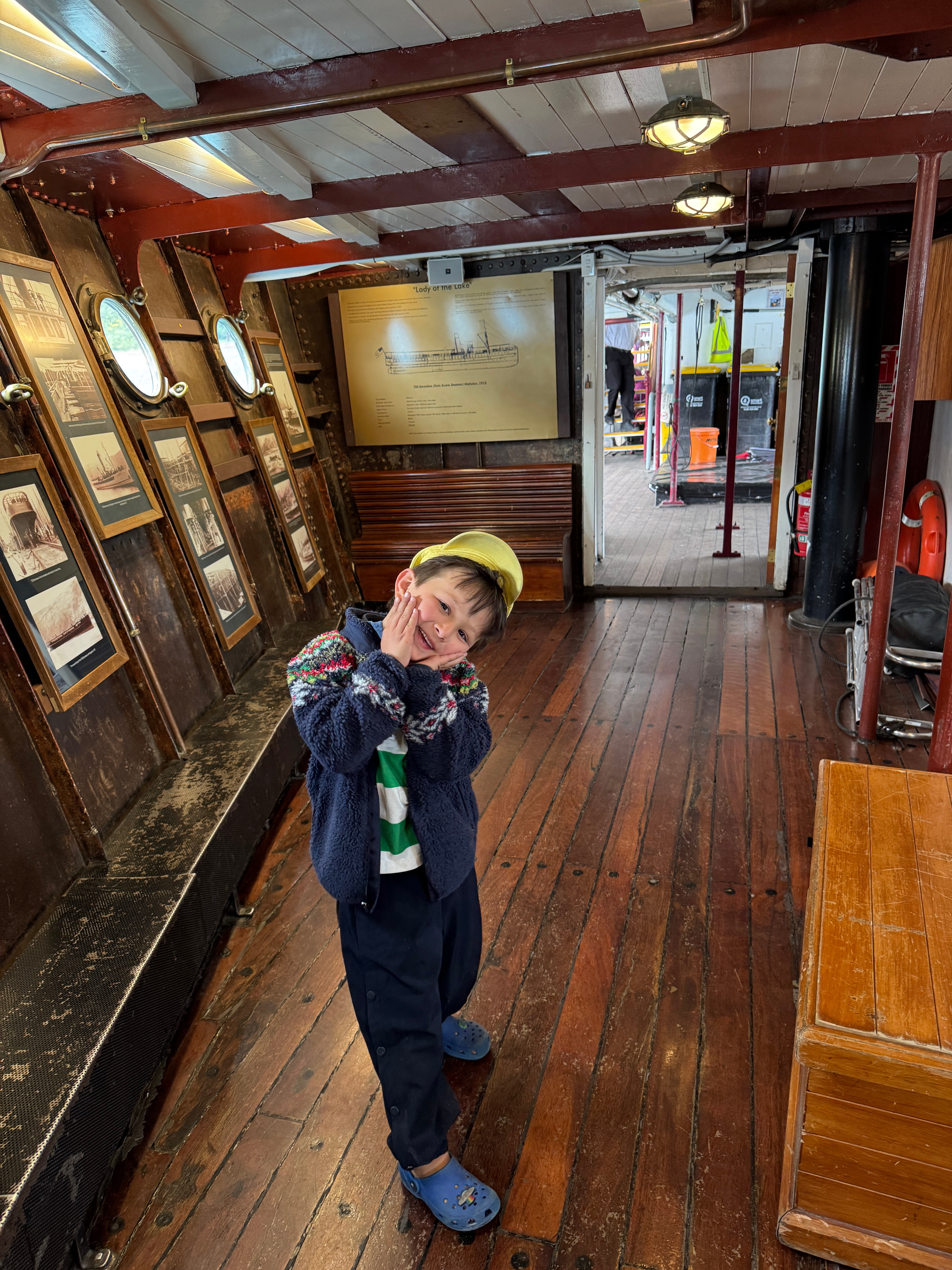 阿萨认为，俩人要是亲嘴了就要结婚…现在他在写一个清单🧾要结多少次婚🎎 