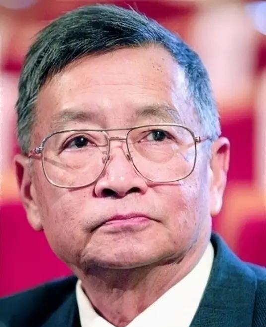 1969年秋，江西鲤鱼洲的茅草屋漏着雨，37岁的梁从诫攥着妻子周如枚从北京寄来的