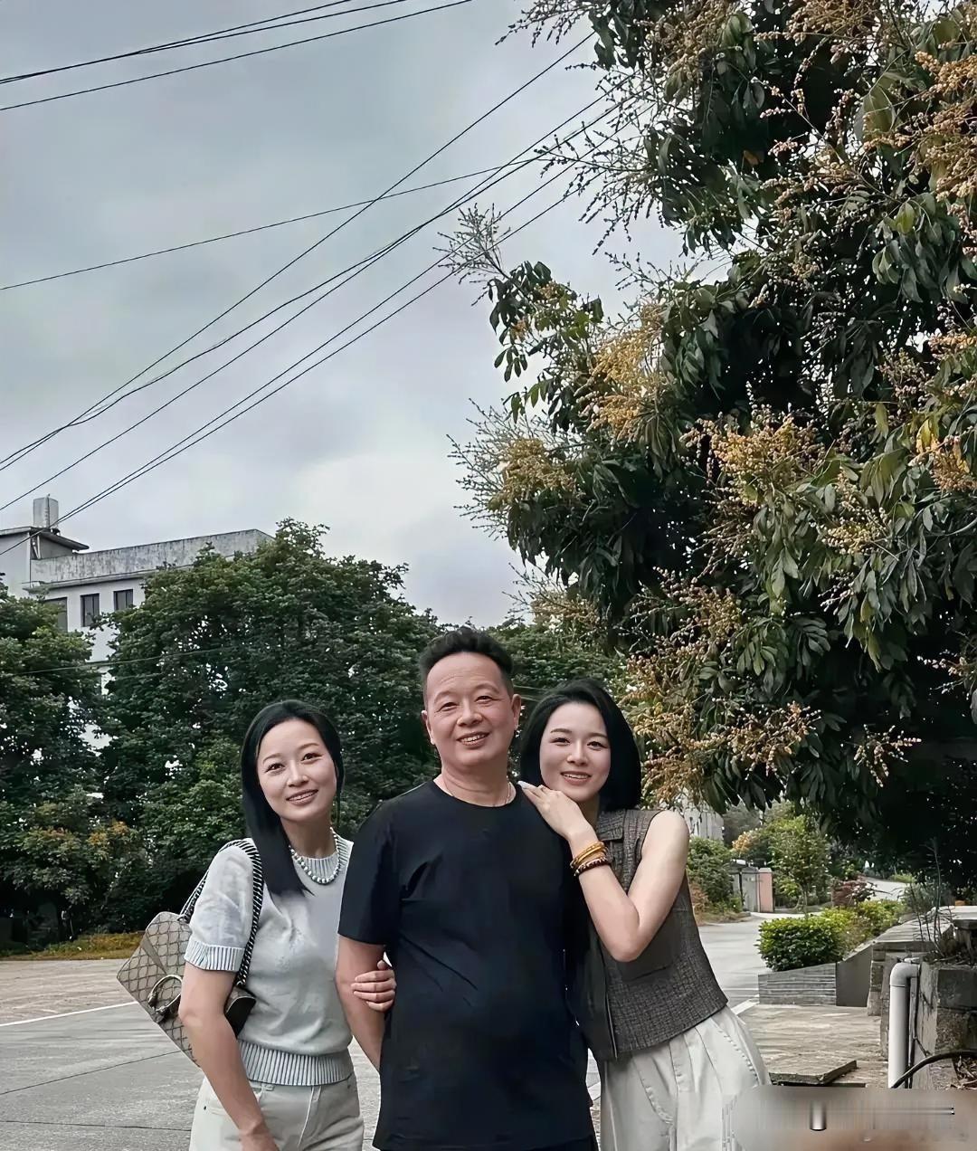 姑娘与父母合影，不知道的人，会以为这姑娘与她母亲是姐妹呢？
大家看这一家三口幸福