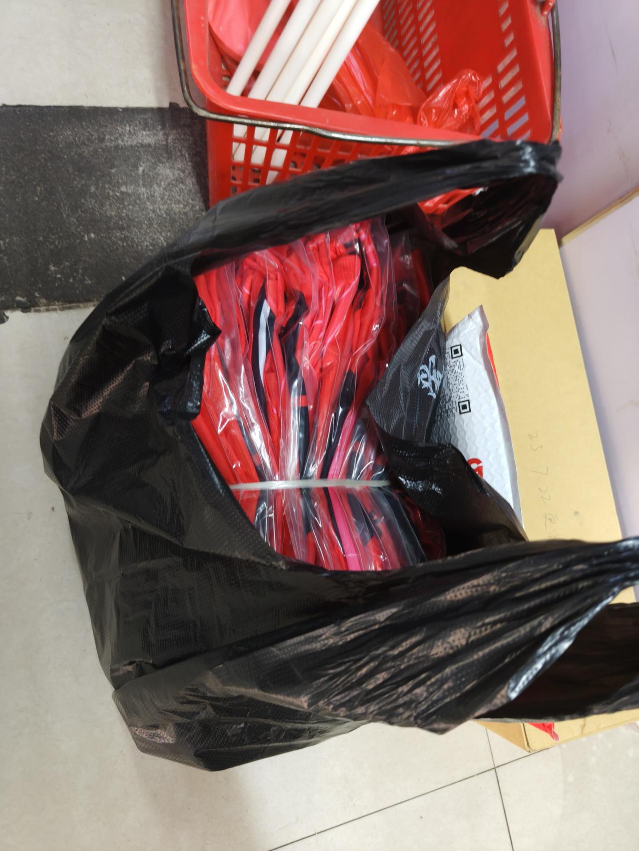 这生意做的，十几套衣服挣不到百元，还要帮调货发货，帮排版印字印球号，印好了再帮包