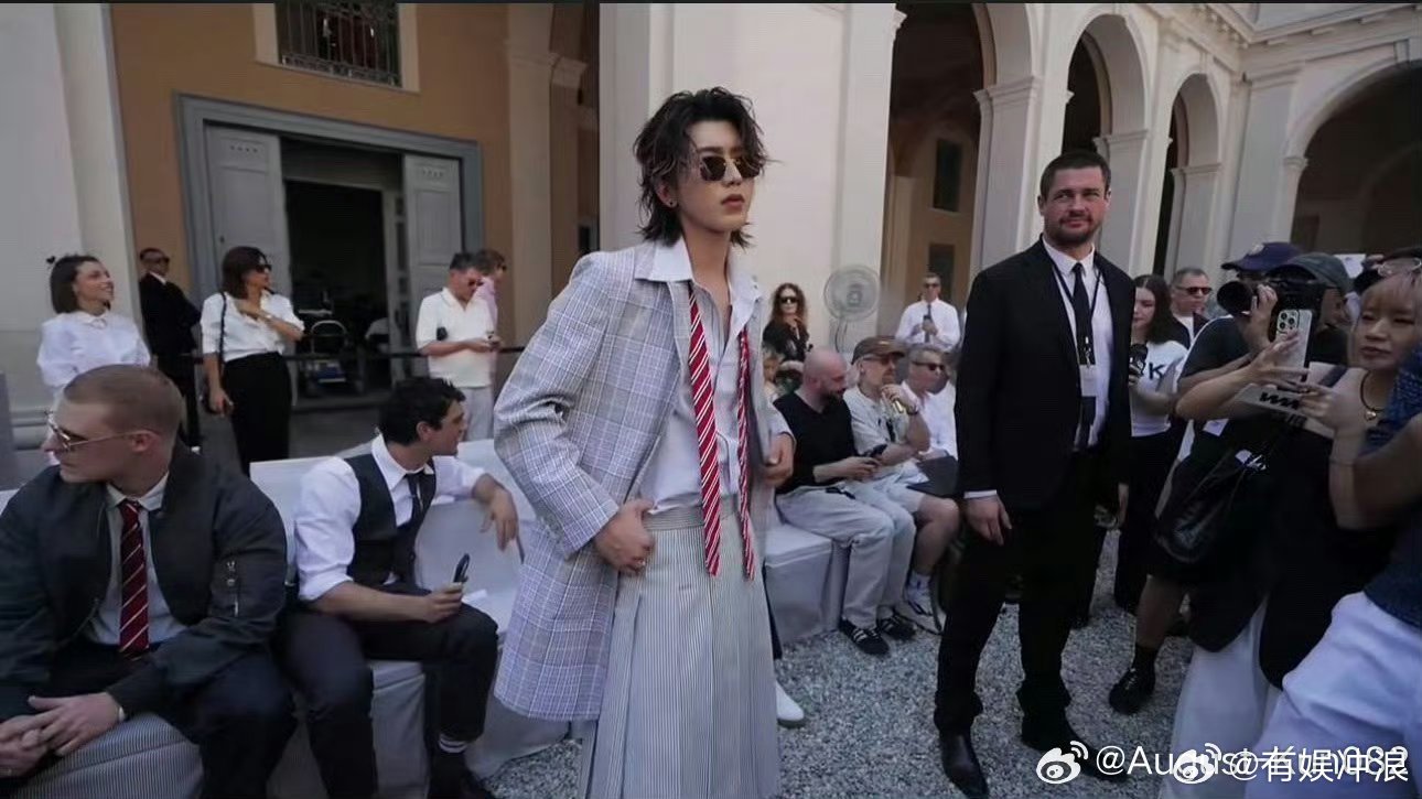 蔡徐坤穿了裙子蔡徐坤米兰时装周穿了裙子蔡徐坤米兰时装周穿了裙子耶，欧吼 