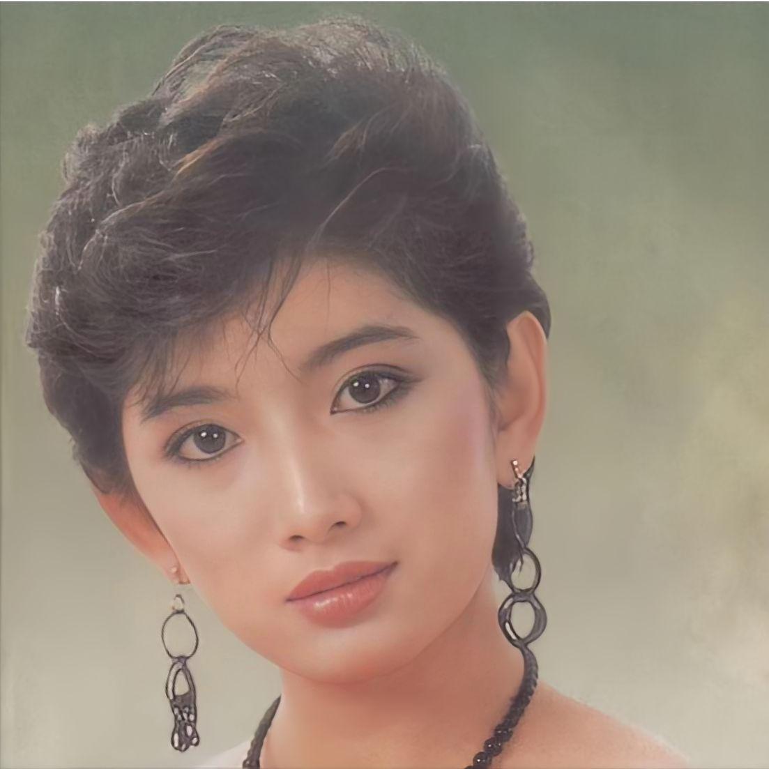 1975年，暑气逼人，正值豆蔻年华，12岁的刘玉璞正在洗澡，醉醺醺的父亲，东倒西