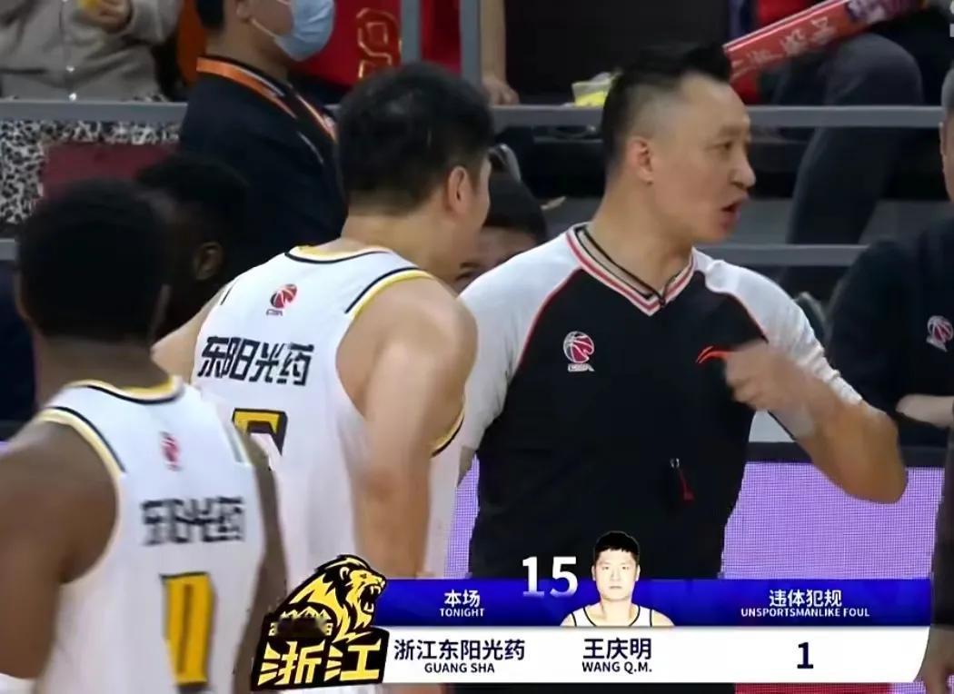 错怪王博？现场球迷爆料：王博接到1人指令，换下全部主力球员。广东宏远俱乐部是民营