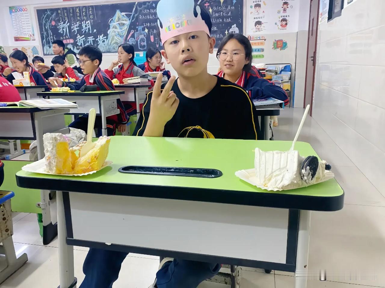 学校里的一个小男孩今天过生日。
他还专门带来了一个大蛋糕分享给班级上的同学们。