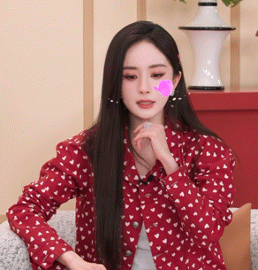 杨幂 别说这特效到杨幂脸上还挺可爱的我也想捏杨幂小脸蛋🤏！ 