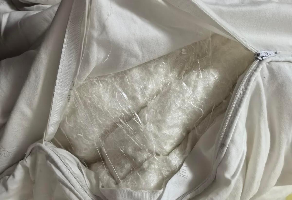 蚕丝被别乱洗，一泡就废。
被套能拆，赶紧拆，拉链一拉，省心省钱。
太阳毒的时候别