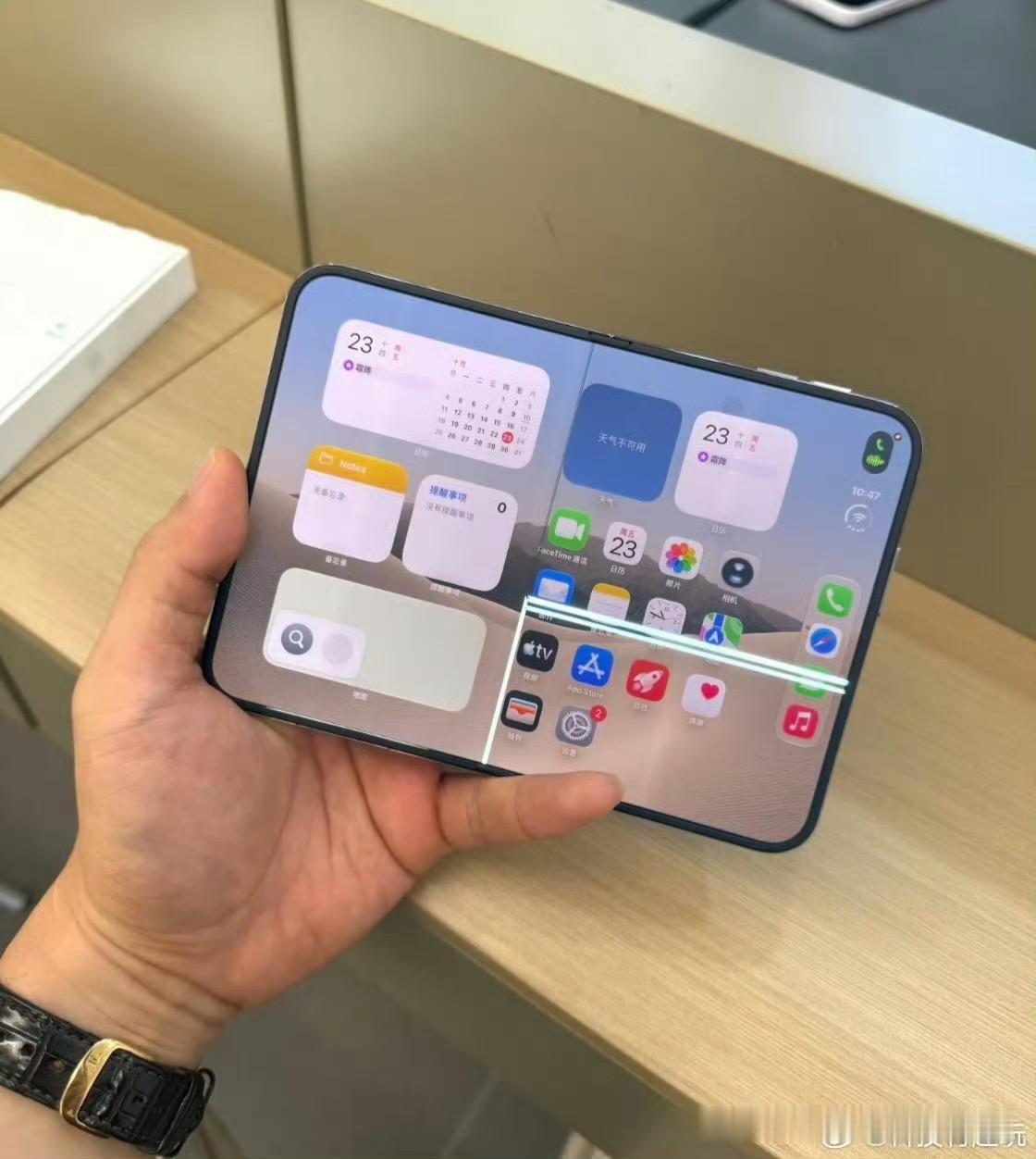 陈震：这为啥？
陈震晒出多位网友的iPhoneDuo屏幕问题，这次不是适配这么简