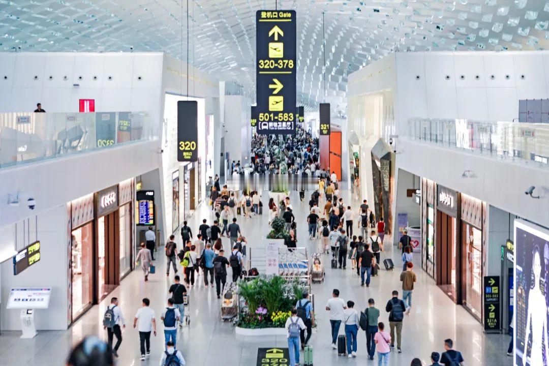 上半年数据显示，深圳机场客运吞吐量达到3257万人次，同比增长10.9%；货邮吞