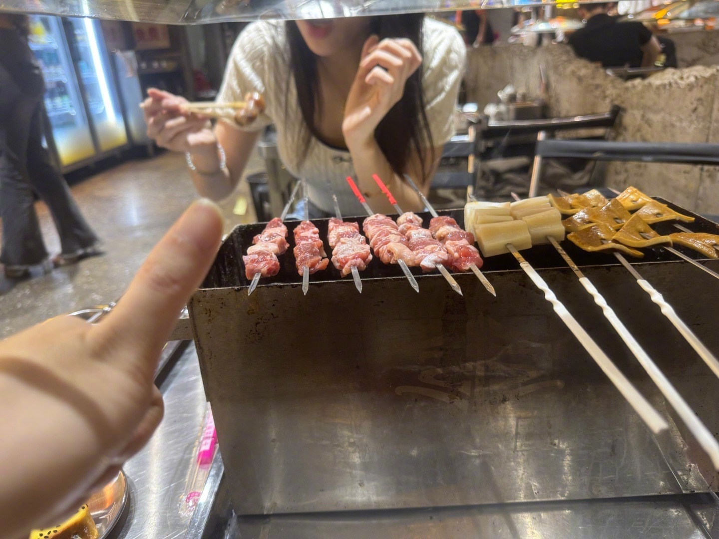 回重庆随便选的一个店跟老婆吃饭。就碰到最喜欢的俩个选手应援.！神了！ 明天去看望