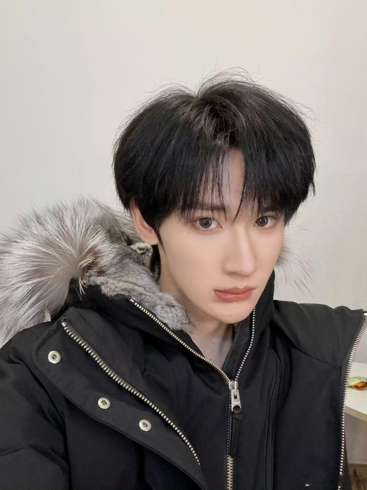 余宇涵跟时代峰峻签了十多年 十多年不容易，余宇涵一直在努力追梦，未来一定会有更多