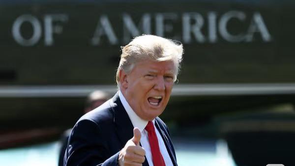 特朗普真是历史第一人！
近几日特朗普又创造了三个历史！

第一个是起诉自己领导的