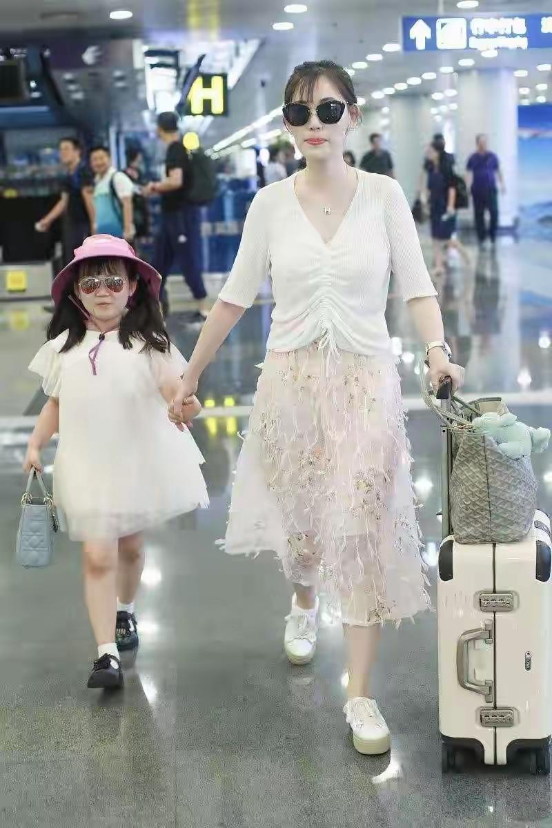 要我说，现在的马蓉，日子过得可比在国内舒坦多了！
远在澳大利亚带着女儿生活，彻底