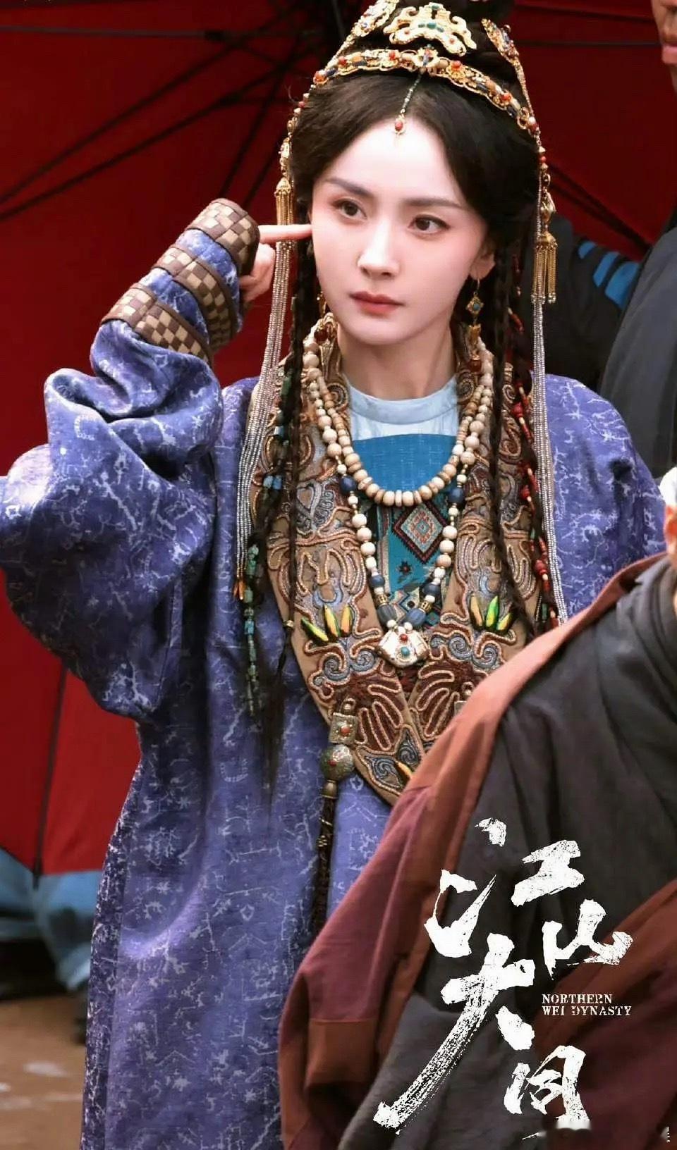 杨幂怎么给人一种衬不起来衣服的感觉 