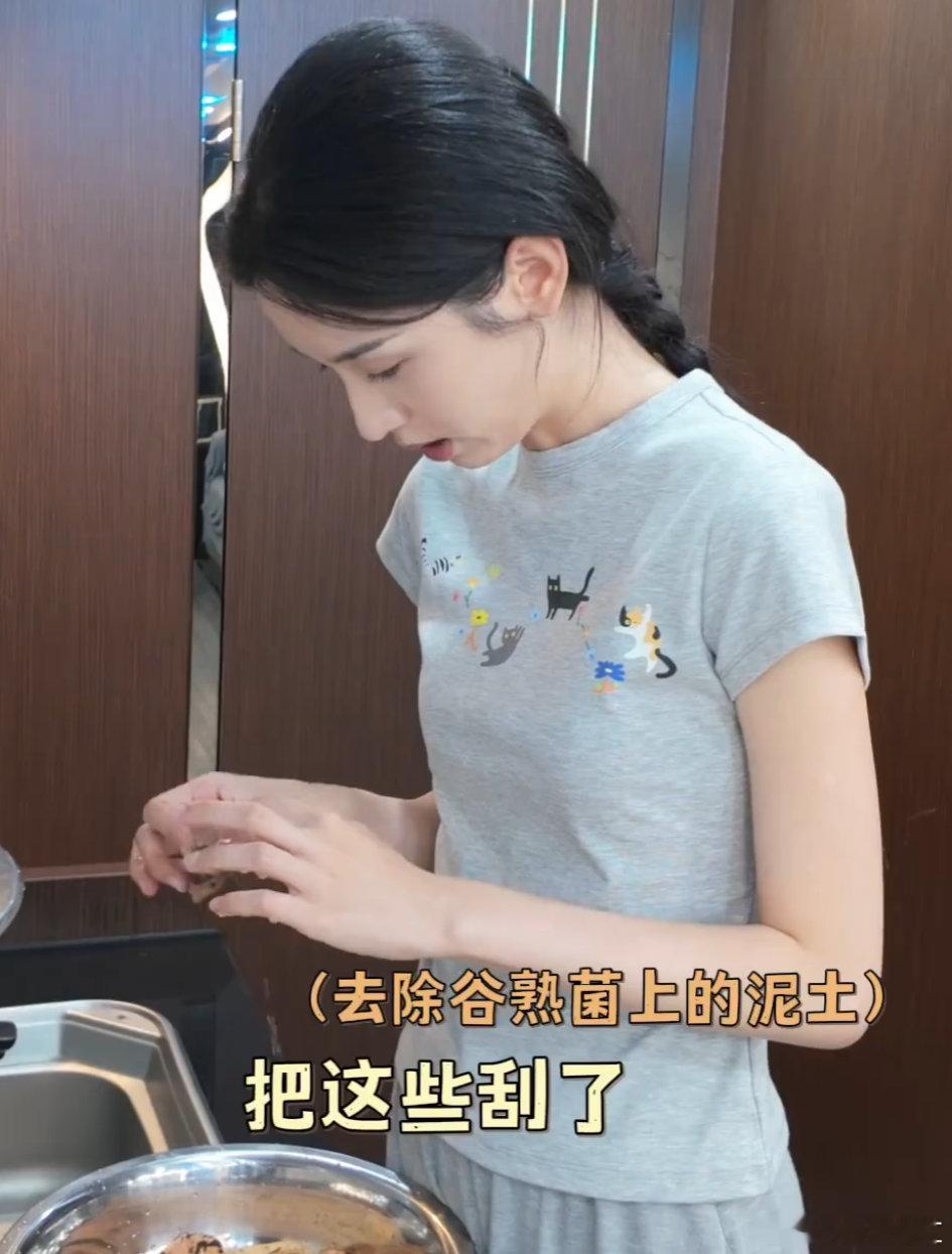 谷熟菌 + 鸡汤的组合谁能拒绝？周也这波厨艺秀直接戳中我的味蕾