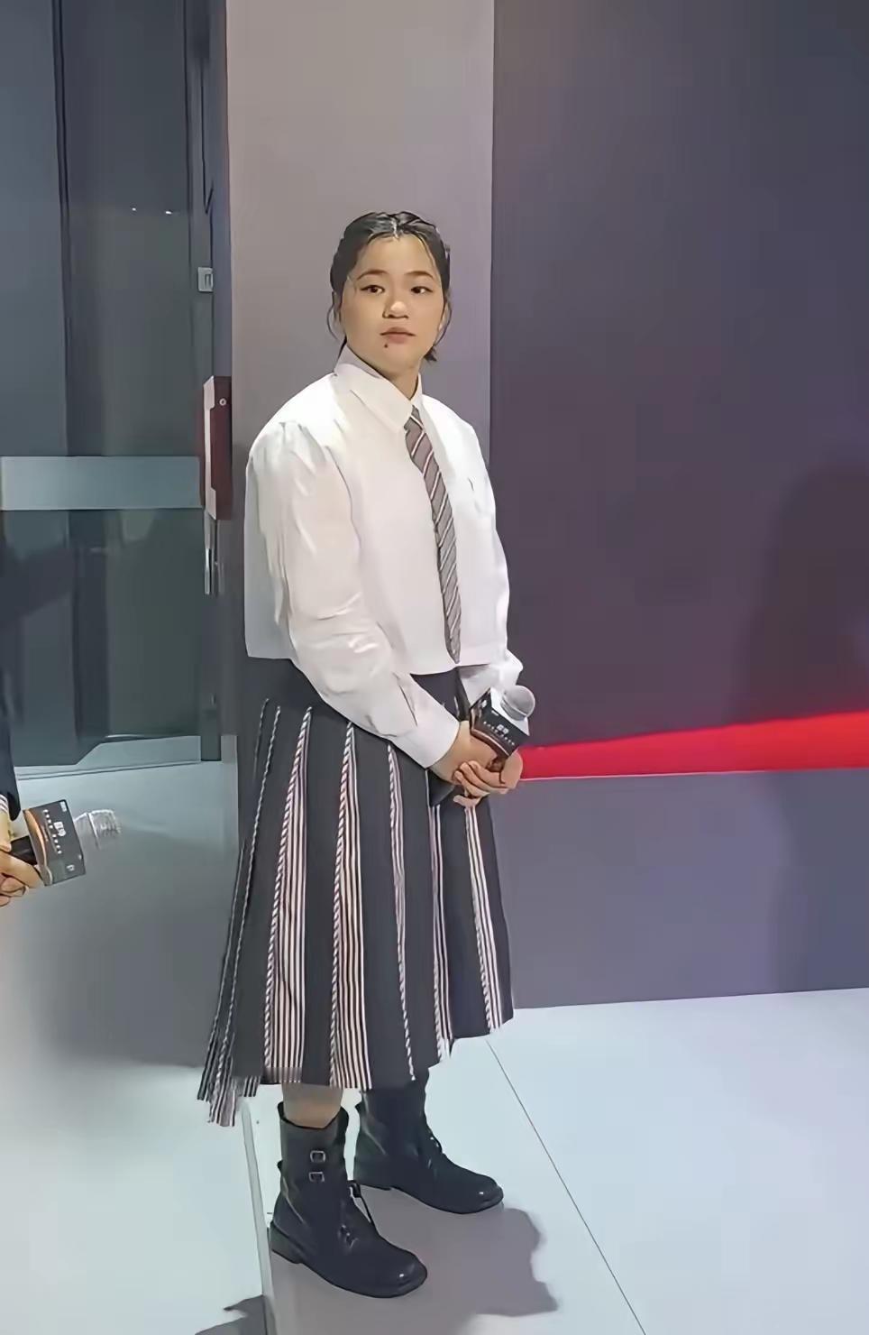 全红婵这衣服谁搭的？衬衫大得能装下两个她，上半身直接壮了一圈，跟偷穿她哥衣服似的