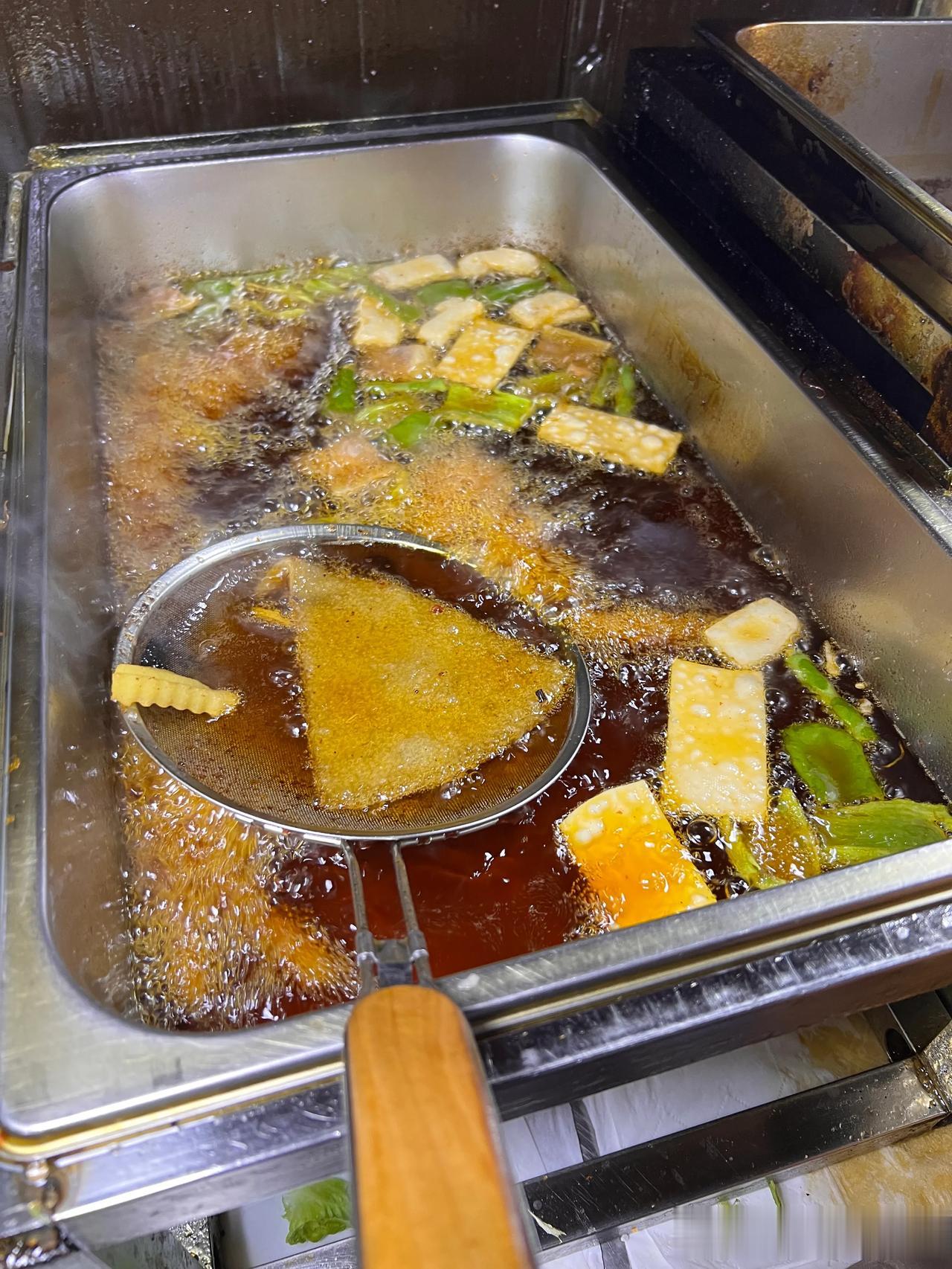 刚做了一期东光小区美食视频，没把这家店拍进去，为什么呢？因为这家店太佛系，太特别