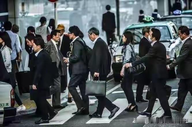 普普通通的年轻人为什么也要去大城市？

因为在大城市，坏人耍流氓的成本比较高，一