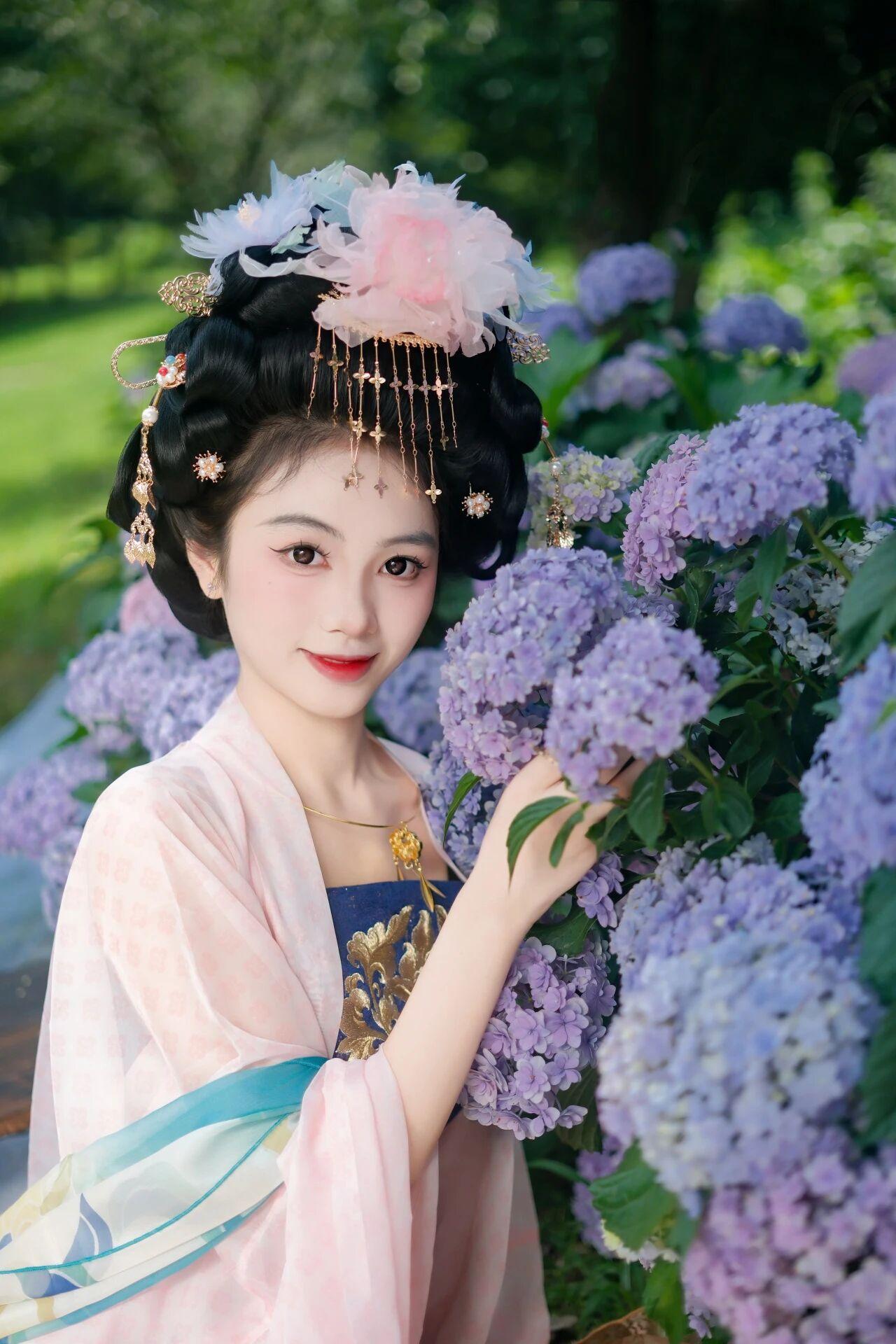 龙虎山下绣球花
龙虎山的花语世界在初夏时节，确实是一片被绣球花承包的梦幻王国。