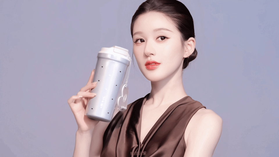 向你投递一组露思反差萌花絮新物料特美刻品牌全球代言人赵露思 ·赵露思