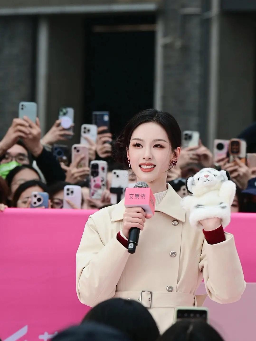 陈都灵以一袭米白羊毛混纺大衣配棕色百褶裙惊艳亮相艾莱依活动，温柔优雅的造型被赞为